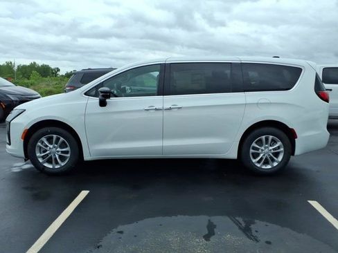 New 2027 Chrysler Pacifica Select AWD/4WD image 3