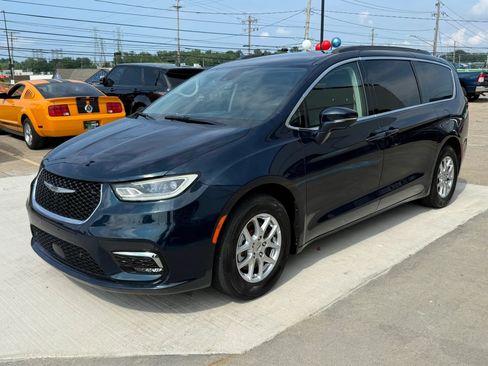 Used 2022 Chrysler Pacifica Touring-L w/ Uconnect Theater Family Group FWD image 6