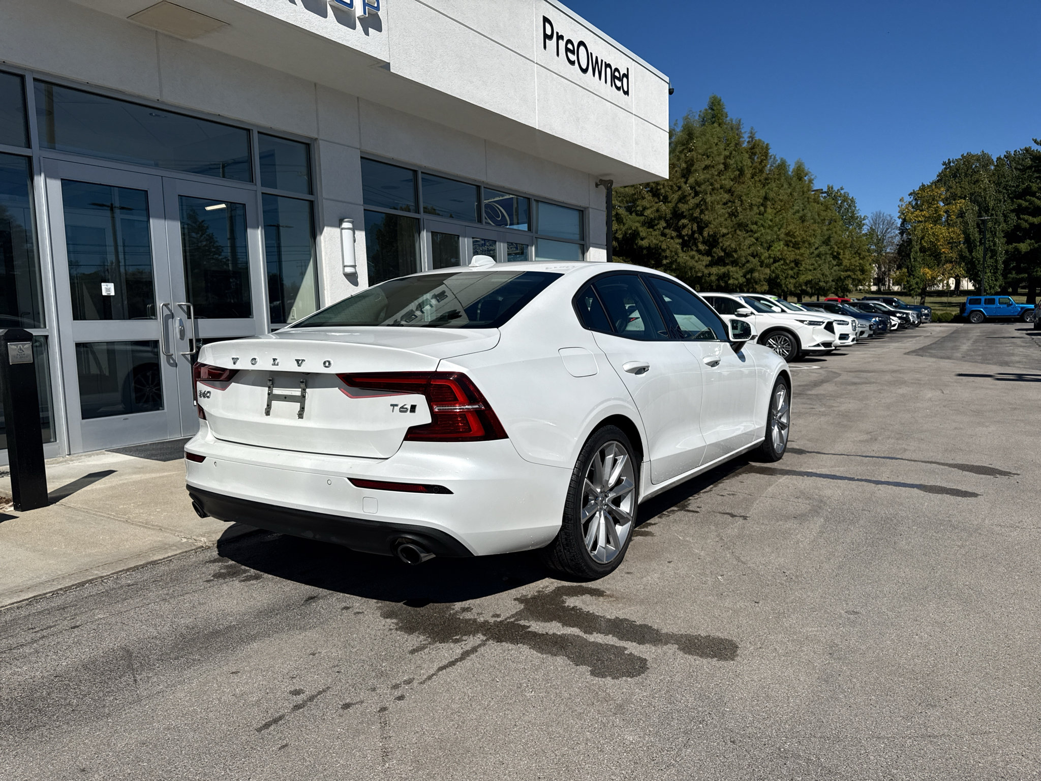 Used 2020 Volvo S60 T6 Momentum AWD/4WD image 3