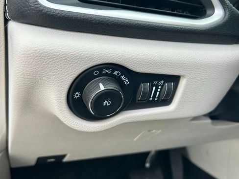 Used 2022 Chrysler Pacifica Touring-L image 49