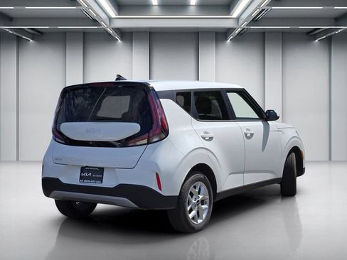 Certified 2025 Kia Soul LX w/ LX Technology Package FWD image 4