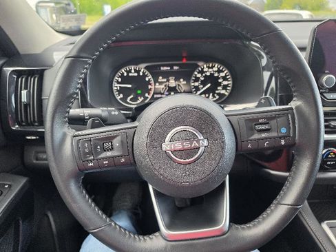 Used 2025 Nissan Pathfinder SV AWD/4WD image 14