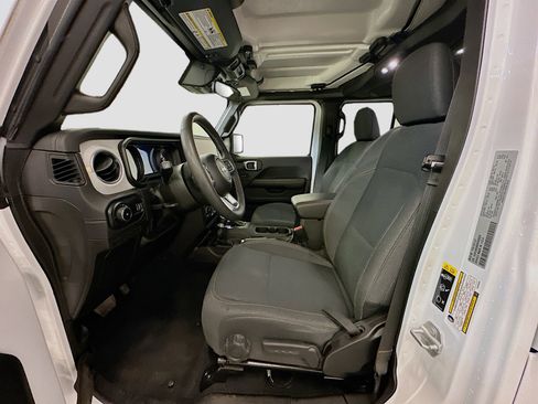Used 2025 Jeep Wrangler Sahara image 13