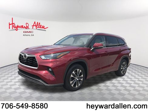 Used 2022 Toyota Highlander XLE FWD image 1
