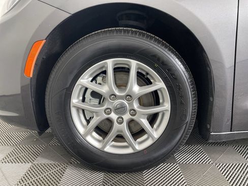 Certified 2023 Chrysler Pacifica Touring-L FWD image 12