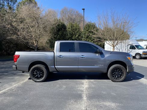 Used 2021 Nissan Titan SV image 10