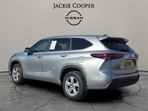 Used 2024 Toyota Highlander LE image 7