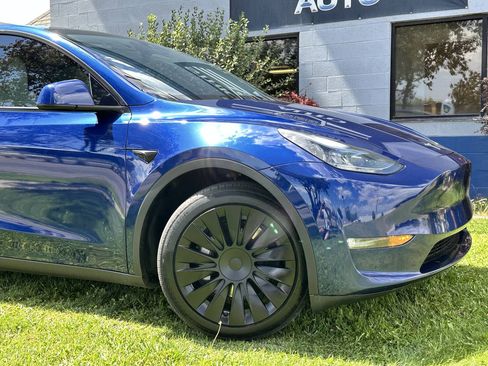 Used 2025 Tesla Model Y Long Range AWD/4WD image 3