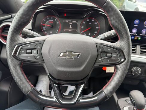 Used 2024 Chevrolet Trax RS FWD image 13