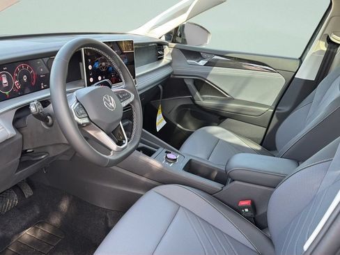 New 2026 Volkswagen Tiguan SE FWD image 30
