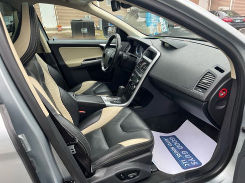 Used 2010 Volvo XC60 T6 R-Design image 19