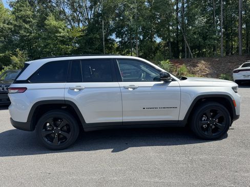 Used 2025 Jeep Grand Cherokee Altitude AWD/4WD image 4
