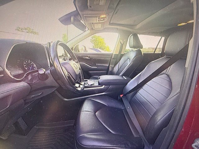 Used 2021 Toyota Highlander XLE FWD image 7