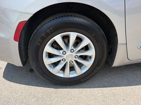 Used 2019 Chrysler Pacifica Touring-L FWD image 28