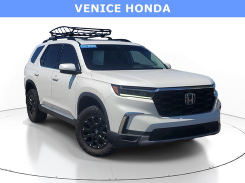 Used 2025 Honda Pilot Touring image 1
