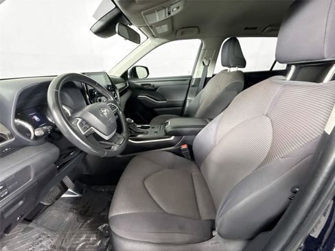 Used 2022 Toyota Highlander LE FWD image 3