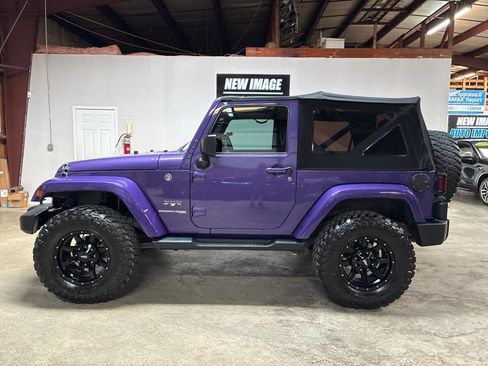 Used 2018 Jeep Wrangler Sahara w/ Connectivity Group AWD/4WD image 11