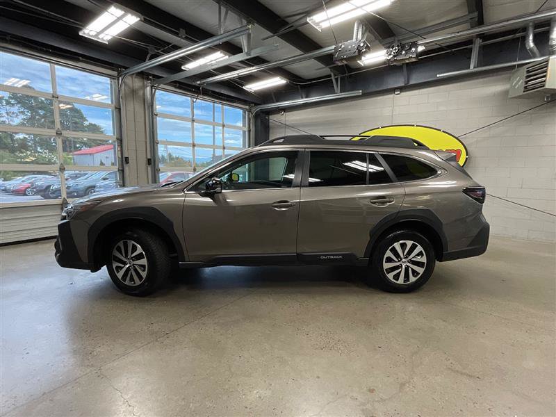 Used 2023 Subaru Outback Premium AWD/4WD image 2