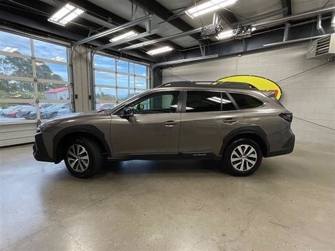 Used 2023 Subaru Outback Premium AWD/4WD image 2