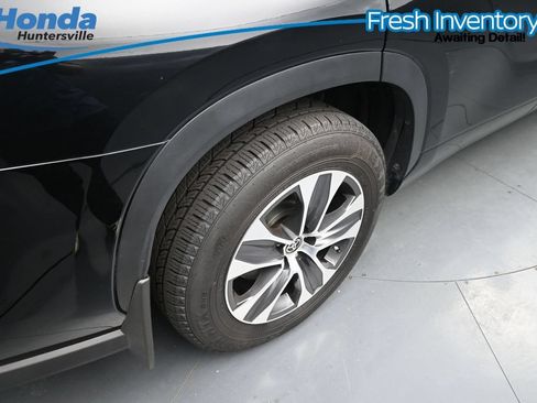 Used 2024 Toyota Highlander XLE AWD/4WD image 12
