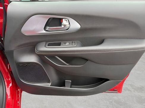 New 2026 Chrysler Pacifica Limited w/ Uconnect Theater Family Group image 10