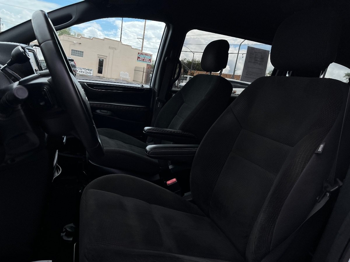 Used 2018 Dodge Grand Caravan SE FWD image 23