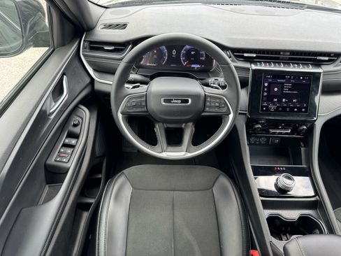 Used 2025 Jeep Grand Cherokee Altitude image 15