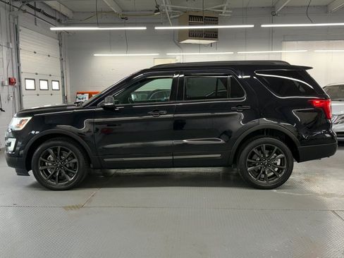 Used 2017 Ford Explorer XLT w/ Equipment Group 202A AWD/4WD image 12