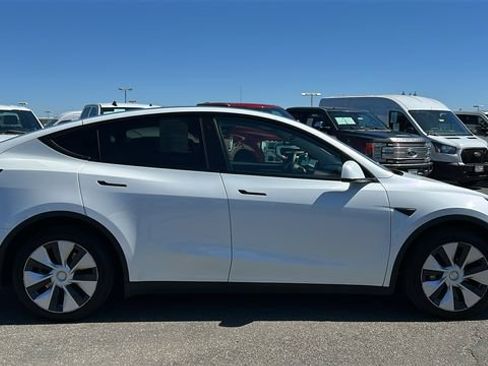 Used 2023 Tesla Model Y Long Range AWD/4WD image 2
