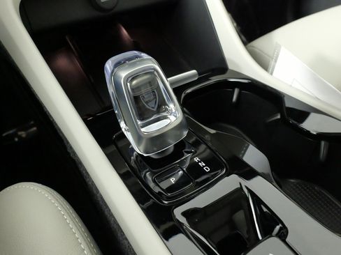 Used 2024 Volvo XC40 B5 Plus w/ Climate Package image 60