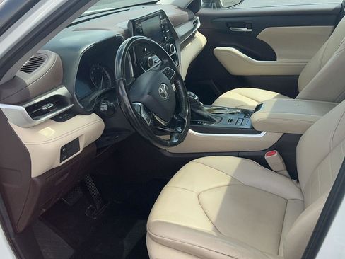 Used 2021 Toyota Highlander XLE AWD/4WD image 21