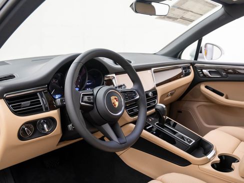 New 2026 Porsche Macan image 4