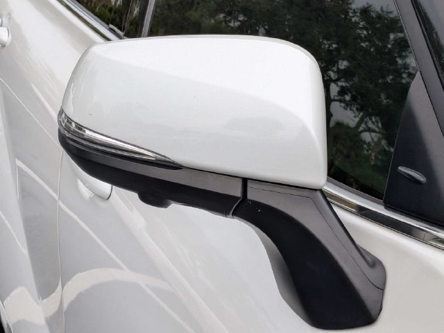 Used 2024 Toyota Highlander Limited FWD image 11