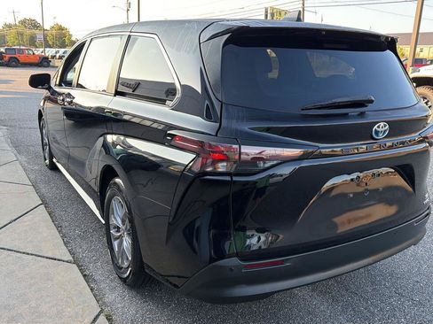 Used 2023 Toyota Sienna XLE FWD image 13