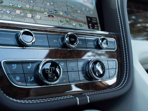 Certified 2025 Bentley Bentayga image 36