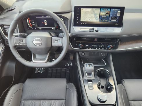 Used 2025 Nissan Rogue Platinum image 27