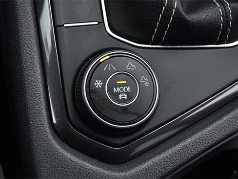 Used 2022 Volkswagen Tiguan SE image 18