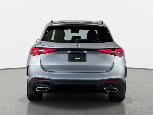 Used 2025 Mercedes-Benz GLC 300 4MATIC w/ AMG Line image 4