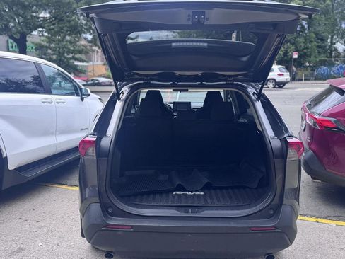 Used 2019 Toyota RAV4 LE AWD/4WD image 10