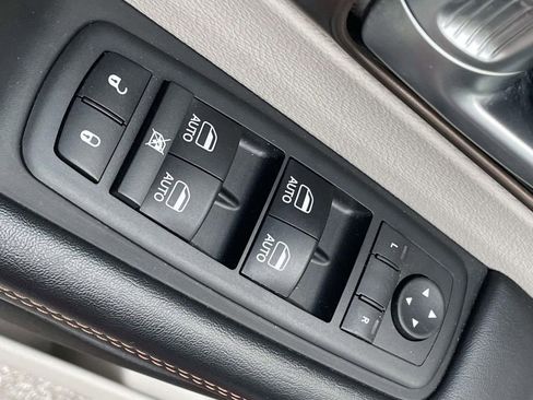 Used 2017 Chrysler Pacifica Touring-L Plus w/ Tire & Wheel Group image 4