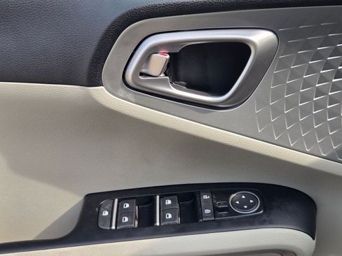 Used 2025 Kia Soul LX w/ LX Technology Package FWD image 9