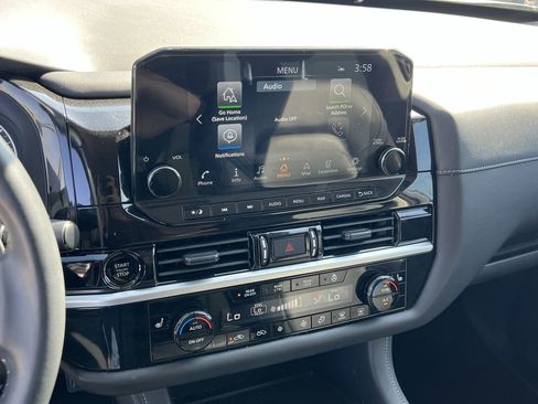 Certified 2025 Nissan Pathfinder SL image 9