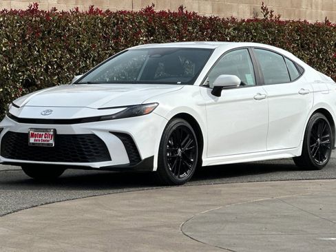 Used 2025 Toyota Camry SE image 8