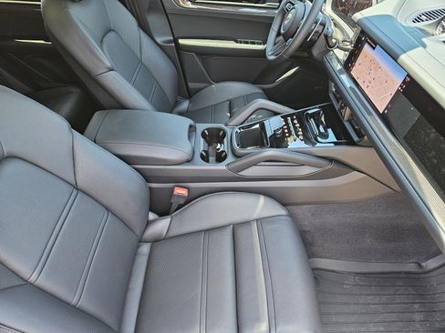 Certified 2025 Porsche Cayenne GTS AWD/4WD image 15