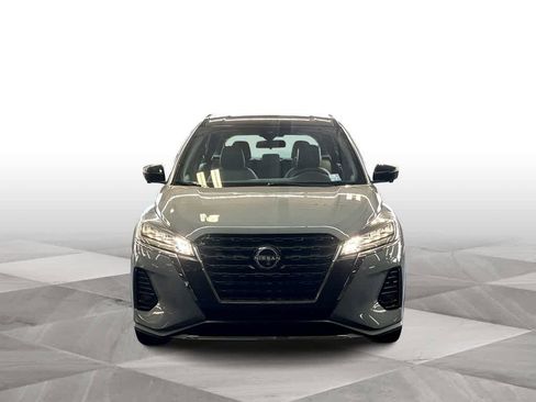 Used 2023 Nissan Kicks SR w/ SR Premium Package FWD image 3