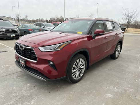 Certified 2025 Toyota Highlander Platinum image 7