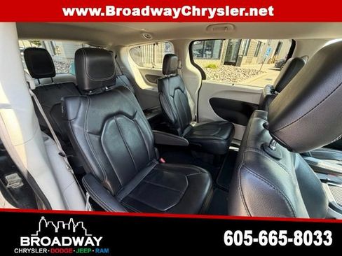 Used 2022 Chrysler Pacifica Touring-L FWD image 11