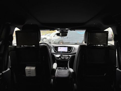 New 2026 Chrysler Pacifica Limited w/ Uconnect Theater Family Group image 36