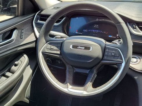 Used 2023 Jeep Grand Cherokee L Limited w/ Luxury Tech Group II AWD/4WD image 23