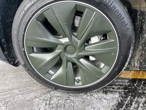 Used 2022 Tesla Model Y Long Range image 8